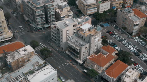 Vista-De-La-Calle-Con-Tráfico-De-Automóviles-En-Tel-Aviv,-Israel.