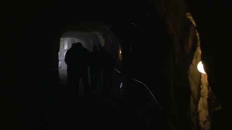 Mineros-Saliendo-Del-Túnel