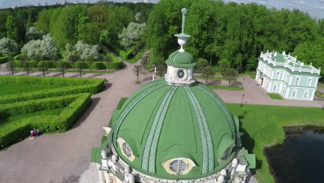 Volando-Sobre-El-Antiguo-Edificio-En-Tsaritsyno-Moscú