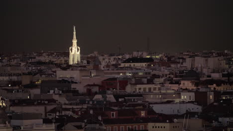 Häuser-Und-Kirche-Von-La-Concepción-Beleuchtet-In-Der-Nachtstadt-Madrid-Spanien