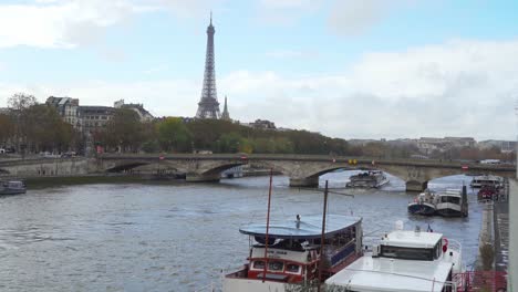 Los-Ferries-Cruzan-El-Río-Sena-En-París-Con-La-Torre-Eiffel-En-La-Distancia.