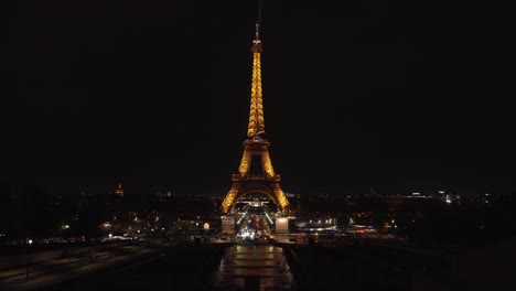 Jardines-Del-Trocadéro-Y-Torre-Eiffel-Por-La-Noche-En-La-Place-Du-Trocadero