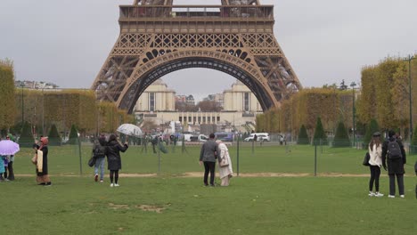 La-Torre-Eiffel-Lleva-El-Nombre-Del-Ingeniero-Gustave-Eiffel,-Cuya-Empresa-Diseñó-Y-Construyó-La-Torre-Entre-1887-Y-1889.