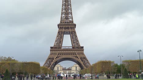 La-Torre-Eiffel-Tiene-330-Metros-De-Altura,-Aproximadamente-La-Misma-Altura-Que-Un-Edificio-De-81-Pisos,-Y-Es-La-Estructura-Más-Alta-De-París.