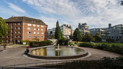 Timelapse-Del-Parque-Michelwiese-En-Hamburgo,-Alemania,-Europa,-Circulación-De-Personas-Y-Nubes,-Estilo-De-Vida