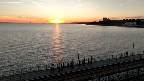 La-Puesta-De-Sol-En-El-Muelle-De-Southend-Sobrevuela-Con-Un-Dron-Que-Muestra-A-Los-Exploradores-Caminando-Por-El-Muelle-De-Southend