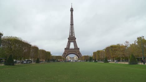 La-Torre-Eiffel-Es-El-Monumento-Con-Entrada-Más-Visitado-Del-Mundo.