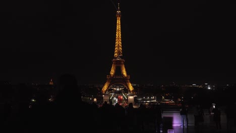 Turista-Toma-Fotografías-De-La-Torre-Eiffel-Por-La-Noche-En-La-Place-Du-Trocadero