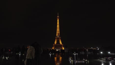 Gente-Tomando-Fotos-Frente-A-La-Torre-Eiffel-Por-La-Noche-En-La-Place-Du-Trocadero
