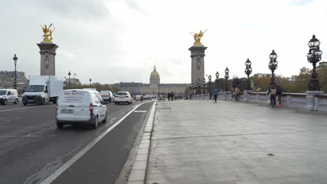 Die-Brücke-Pont-Alexandre-III-Verbindet-Die-Invaliden-Am-Linken-Ufer-Mit-Dem-Grand-Palais-Und-Dem-Petit-Palais-Am-Rechten-Ufer