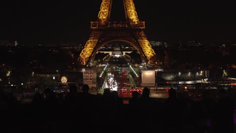 La-Gente-Se-Reúne-En-La-Place-Du-Trocadero-Para-Ver-La-Torre-Eiffel-Iluminada-Por-La-Noche.