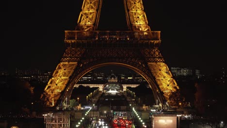Beleuchteter-Erster-Stock-Des-Eiffelturms-Bei-Nacht-Am-Place-Du-Trocadero