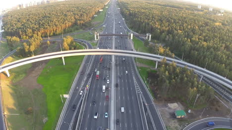 Volando-Sobre-La-Autopista-En-Las-Afueras-De-La-Ciudad