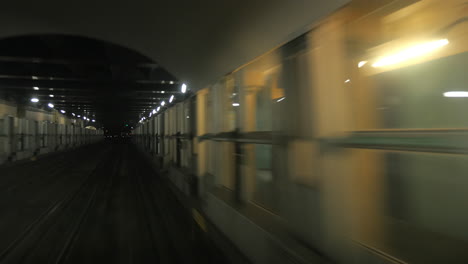 Tren-De-Metro-Llegando-A-La-Estación-De-Metro