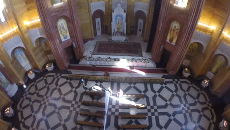 Vista-Aérea-Del-Interior-De-La-Iglesia-Y-La-Decoración-Del-Altar.