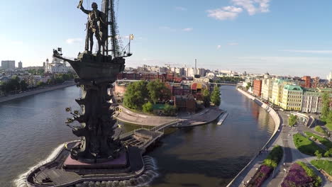 Aerial-shot-of-Peter-the-Great-Statue-in-Moscow-Russia