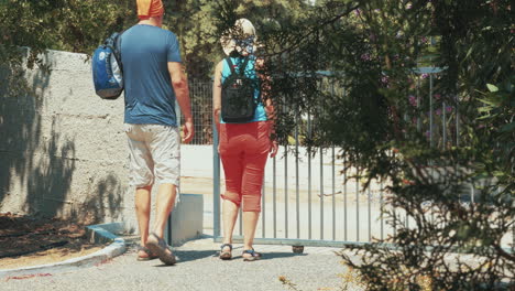 Pareja-Con-Mochilas-Saliendo-A-Caminar