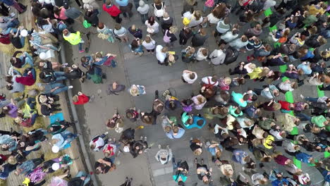 Multitud-De-Personas-En-La-Vista-Aérea-Del-Concierto-De-La-Ciudad