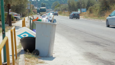 Voller-Müllcontainer-Am-Straßenrand