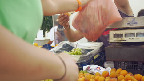 Frau-Gibt-Einem-Straßenverkäufer-Geld-Für-Obst