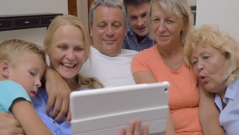 Große-Familie,-Die-Sich-Videos-Auf-Einem-Digitalen-Tablet-Ansieht