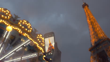 Frau-Fotografiert-Den-Eiffelturm-Mit-Dem-Handy