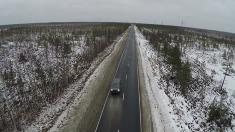 Coche-En-La-Carretera-Asfaltada