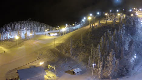 Volando-Sobre-Pistas-De-Esquí-Y-Ascensor-En-Funcionamiento-Por-La-Noche