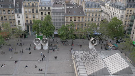 Pigeons-flying-over-the-Parisian-street