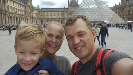 Familia-Haciendo-Un-Video-Selfie-Cerca-Del-Louvre
