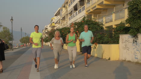 Jóvenes-Y-Mayores-Corriendo-Al-Atardecer.