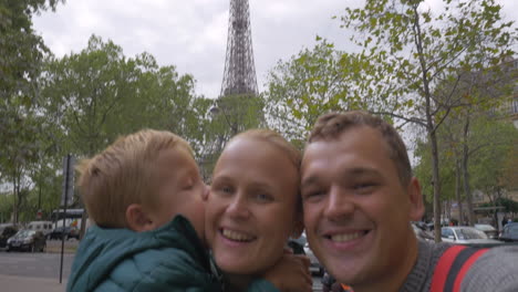 Familia-De-Turistas-Haciendo-Video-Selfie-En-París
