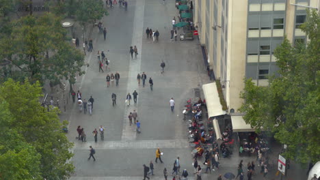 Menschen,-Die-In-Einem-Hohen-Winkel-Auf-Der-Stadtstraße-Spazieren