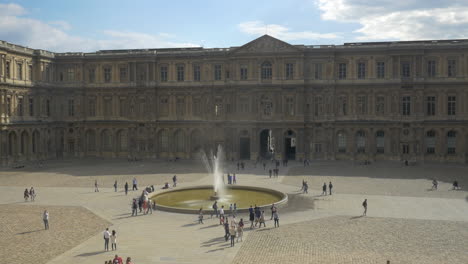Gente-Caminando-Por-La-Plaza-Del-Louvre-En-París