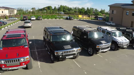 Volando-Sobre-La-Fila-De-Autos-Hummer-En-El-Estacionamiento