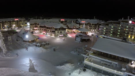 Vista-Aérea-Del-Complejo-Invernal-De-Ruka-Por-La-Noche-Finlandia