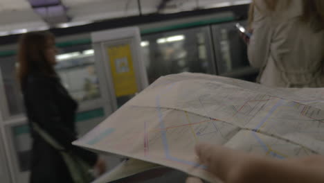 Buscando-En-El-Mapa-En-El-Metro