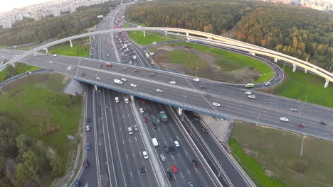 Luftaufnahme-Des-Verkehrs-Auf-Einem-Mehrstöckigen-Autobahnkreuz