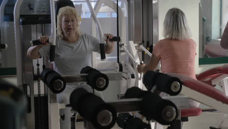 Ältere-Frauen-Trainieren-An-Trainierenden-Im-Fitnessstudio