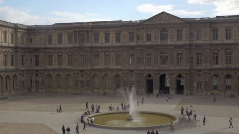Menschen-Auf-Dem-Louvre-Platz-Mit-Brunnen