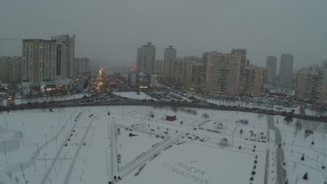 Ciudad-De-Invierno-Y-Feliz-Cumpleaños-En-Vista-Aérea-De-Nieve