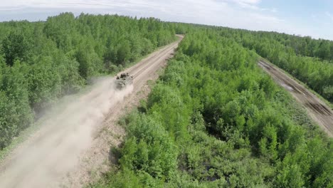 Flug-über-Militärfahrzeug-Auf-Unbefestigter-Straße-Im-Wald