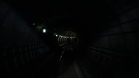 Avanzando-Por-El-Túnel-Del-Metro