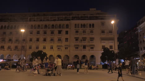 Vida-Nocturna-En-La-Plaza-Principal-De-La-Ciudad