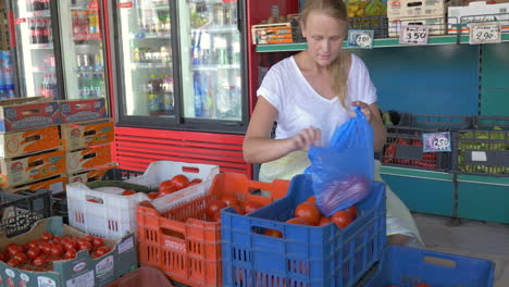 Mujer-Eligiendo-Tomates-En-La-Tienda.