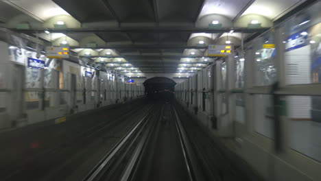 Tren-Subterráneo-Sin-Conductor-Que-Llega-A-La-Estación