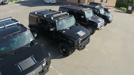 Hummer-Offroader-Auf-Dem-Parkplatz,-Luftaufnahme