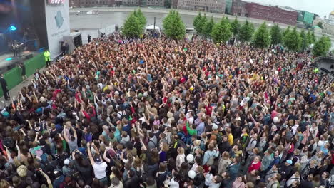 Aufgeregte-Menschenmenge-Auf-Der-Luftaufnahme-Eines-Rockkonzerts-Im-Freien