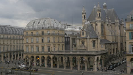 Straße-Mit-Altem-Gebäude-In-Paris