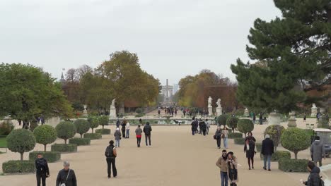 Largo-Carril-En-El-Jardín-De-La-Place-Du-Carrusel-Con-Arco-De-Triunfo-En-La-Distancia